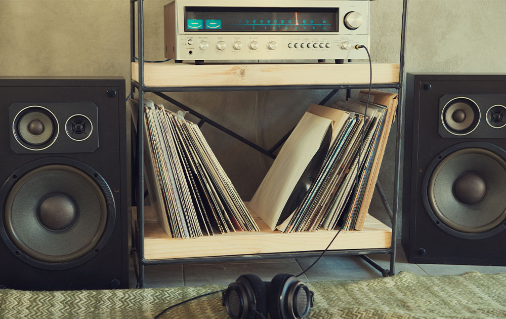 rádio antigo e discos de vinil na estante