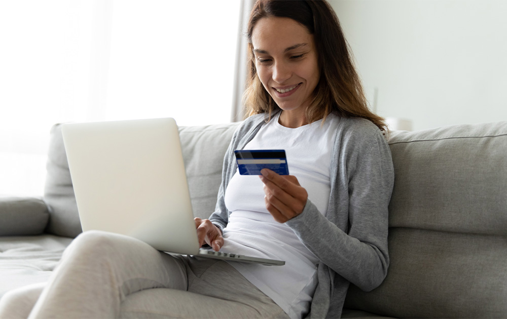 mulher-comprando-pela-internet-com-cartao-de-credito